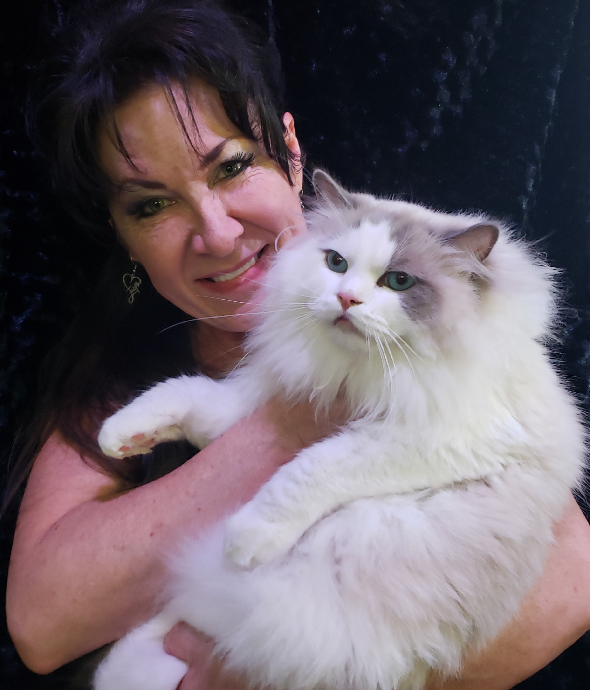 Tracey with white fluffy cat - Cat grooming expert at Vanity Fur Pet Parlor Cumming GA